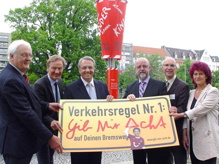 Fritz Henze (Verkehrswacht Hannover-Stadt), Uwe Bodemann (Stadtbaurat), Reinhard Manlik (ADAC Niedersachsen/Sachsen-Anhalt), Volker Kluwe (Polizeipräsident Hannover), Roland Tunsch (GUV/LUKN) und Cornelia Behrens (Niedersächsische Landesschulbehörde)